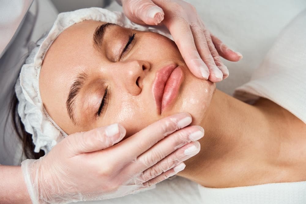 Beneficios del peeling facial: Exfoliación y regeneración para una piel más saludable