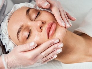 Beneficios del peeling facial: Exfoliación y regeneración para una piel más saludable